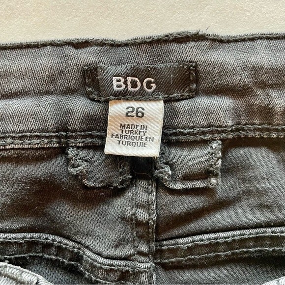 *RARE* BDG Women's High-Rise Two-Tiered Ruffle Flare Crop Jeans in Black Size 26 - Picture 9 of 10